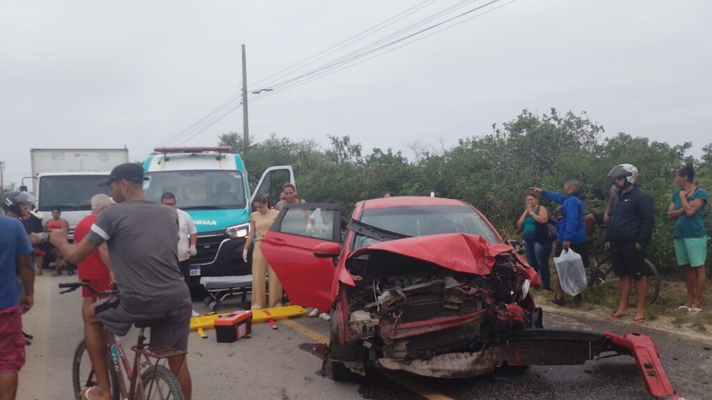 Carro vermelho tem a frente completamente destruída pelo impacto da batida