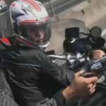 Dois homens estão na moto e um deles aponta a arma para o desembargador, que flagrou tudo com a câmera presa ao capacete