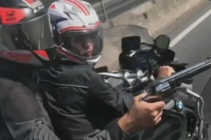 Dois homens estão na moto e um deles aponta a arma para o desembargador, que flagrou tudo com a câmera presa ao capacete