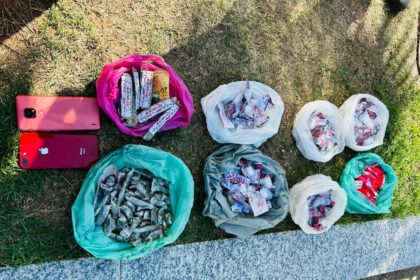 Sacolas com drogas e celulares apreendidos no bairro Colina