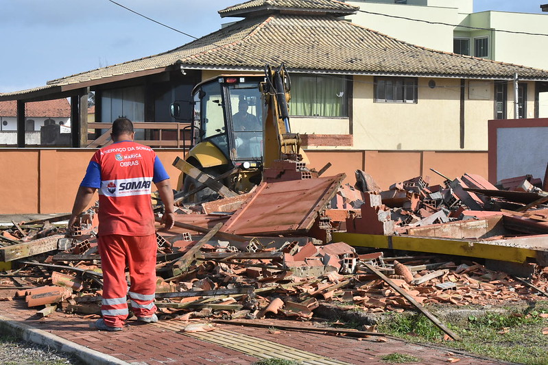 Escombros de quiosque demolido em Maricá, na semana passada