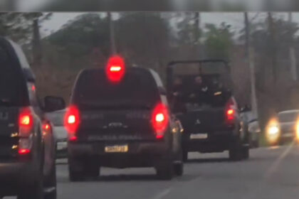 Carros das forças de segurança estão nas ruas de Araruama