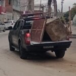 Foto mostra objetos tirados de barricadas na caçamba de um carro da Guarda Municipal de Cabo Frio