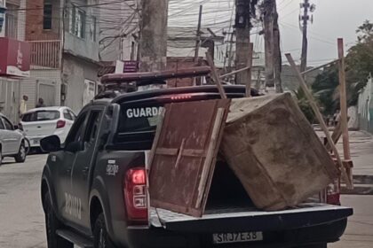 Foto mostra objetos tirados de barricadas na caçamba de um carro da Guarda Municipal de Cabo Frio