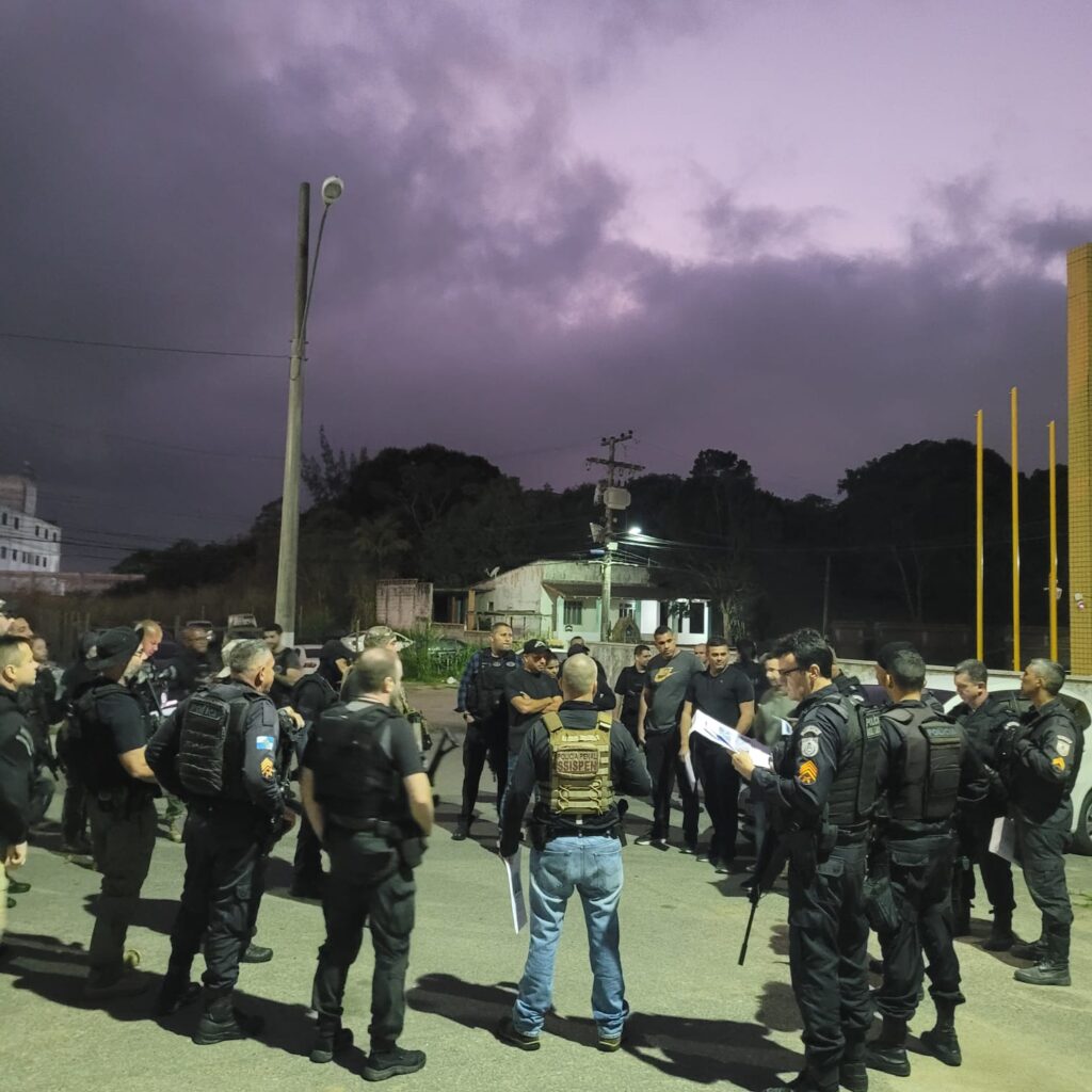 Equipes reunidas antes de irem às ruas de Araruama para a Operação Lagoa Limpa