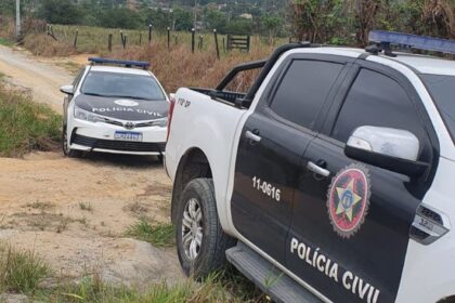 Carros da Polícia Civil durante a Operação Lagoa Limpa