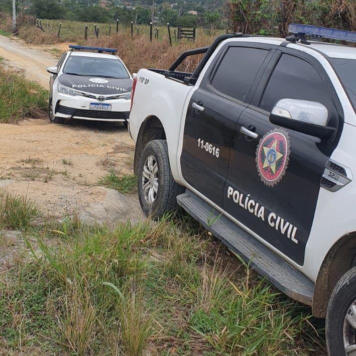 Carros da Polícia Civil durante a Operação Lagoa Limpa