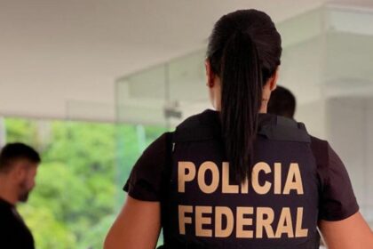 Foto de agente da Polícia Federal de costas durante uma ação