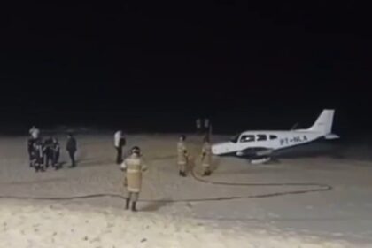 Foto reprodução de um vídeo mostra o avião parado na areia com bombeiros ao redor